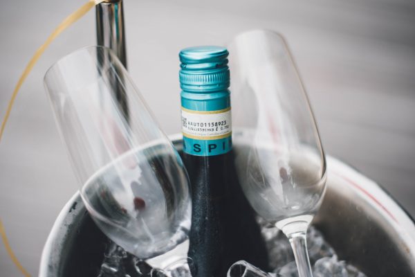 大人女子必見! なみなみ注がれる日本酒の正しい飲み方