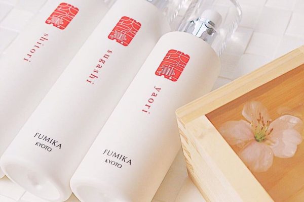 日本酒の「仕込み水」を使用したスキンケア。季節別オススメの使い方