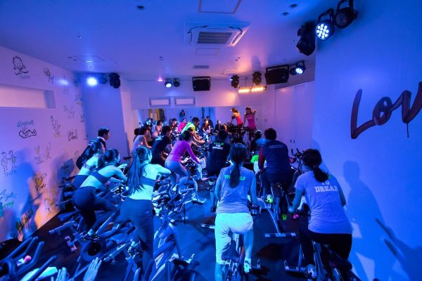 バイク×音楽×筋トレ×ダンス！　新たなスピニングスタジオが原宿にオープン