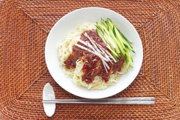 ベジミートで食べ応えばっちりの【夏野菜のじゃーじゃん麺】