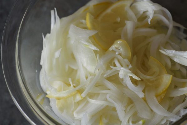 巡りをよくして体スッキリ！春に食べたい【新玉ネギのレモンマリネ】