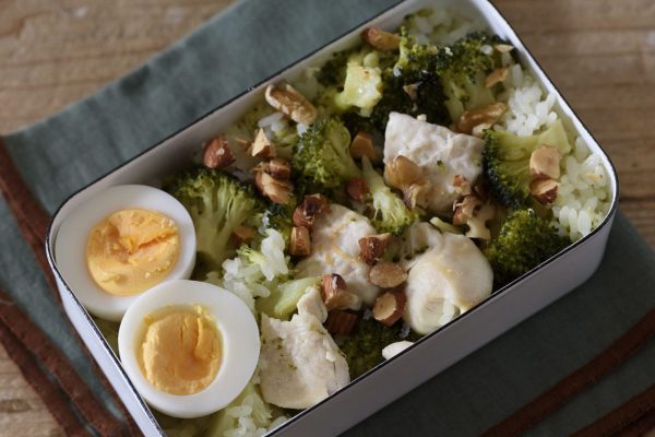 丸ごと入れて炊くだけ！〝ブロッコリーライス〟で糖質オフ弁当