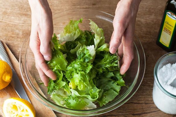 おいしいサラダを作りたいなら、野菜を【手でちぎる】といいって知ってる？