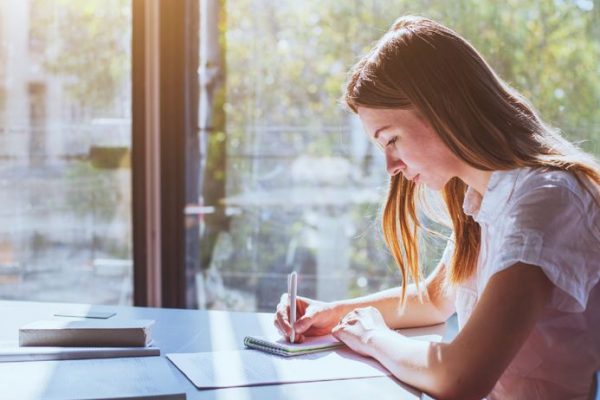7月生まれはイメチェンが吉。10月生まれはモテ期到来？！【マナカードで占う誕生月別今月の運勢】