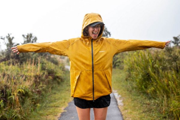 梅雨時期のランやリトリートにも！ノイズを抑えて“静”を感じられるレインジャケット