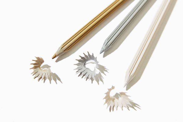 お世話になった人にプレゼントはいかが？金銀白の雪の結晶ができる色鉛筆