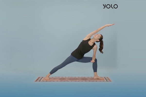 腰まわりとお尻の引き締めに効く体の横を伸ばすポーズ｜心も体も整う朝ヨガ動画