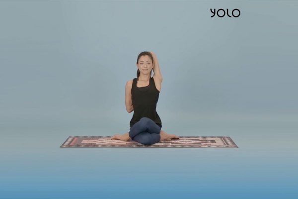 肩こり予防と脚のむくみをとる牛面のポーズ｜心も体も整う朝ヨガ動画