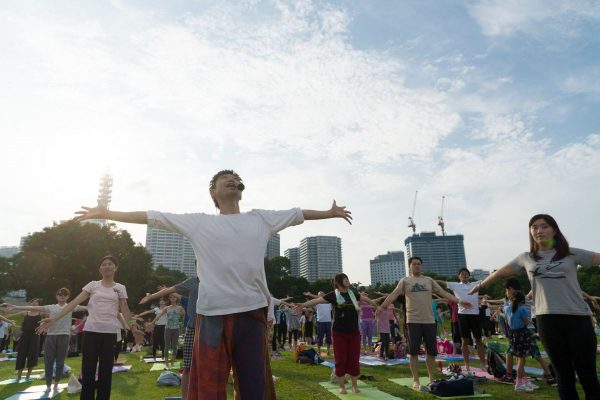 シーズン到来！大人が 外ヨガを受けるべき大切な理由