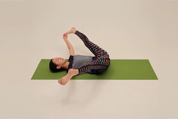 お尻、ハムストリングの凝りをほぐすポーズ〜明日のキレイを作るYOLO動画〜