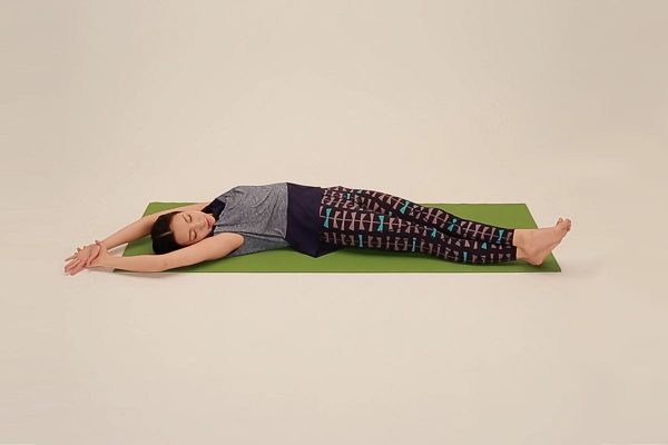 体の横のラインをスッキリするポーズ〜明日のキレイを作るYOLO動画〜