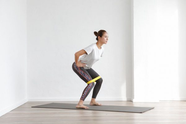 【誌面連動】基本のチューブトレーニング「ニーインアウト」動画