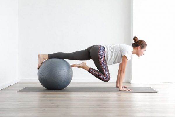 【誌面連動】基本のバランスボールトレーニング「フロントブリッジ」動画