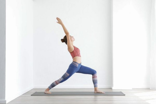 【誌面連動】基本のヨガ「英雄のポーズ」動画