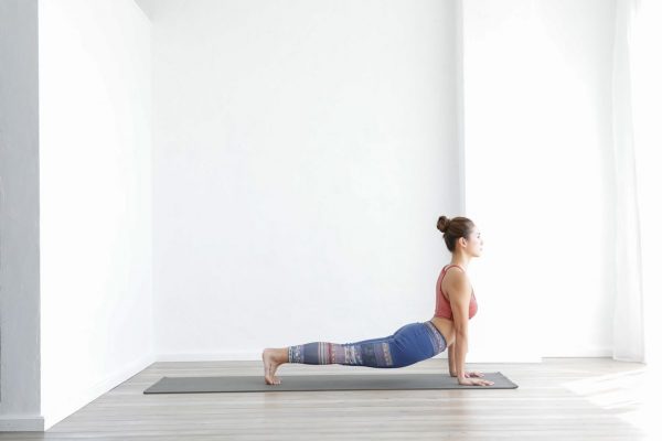 【誌面連動】基本のヨガ「犬のポーズ」動画