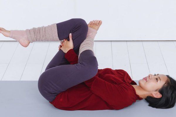 脚を組んで手を入れるポーズ〜お休み前にカラダスッキリ！養命酒ヨガ〜