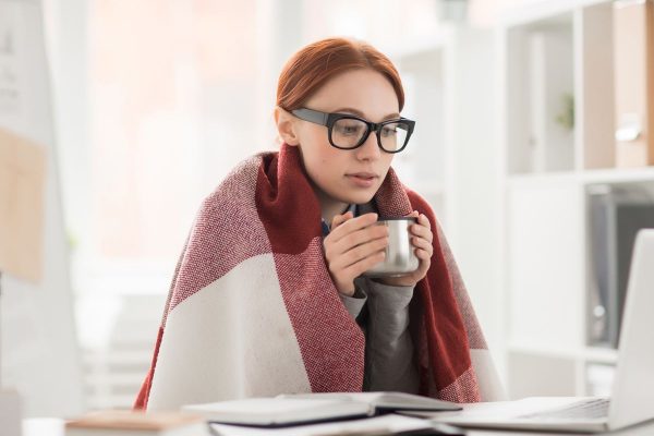 オフィスで冷えを感じた時、いろいろ着込んで膨れる前にコレを見直して！