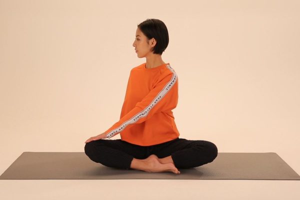 あぐらでねじるポーズ〜お休み前にカラダスッキリ！養命酒ヨガ〜