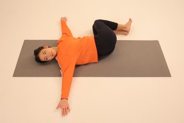 仰向けで腰をねじるポーズ〜お休み前にカラダスッキリ！養命酒ヨガ〜