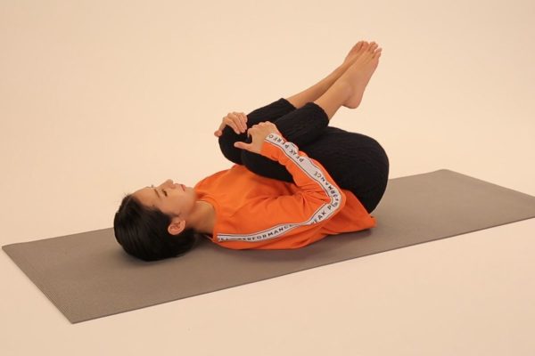 ガス抜きのポーズ〜お休み前にカラダスッキリ！養命酒ヨガ〜