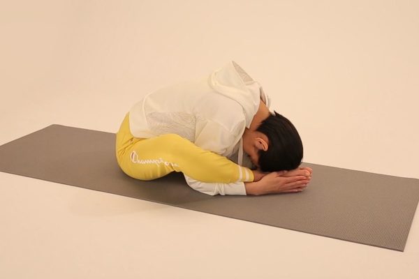 座って脚の下に手を通すポーズ〜お休み前にカラダスッキリ！養命酒ヨガ〜