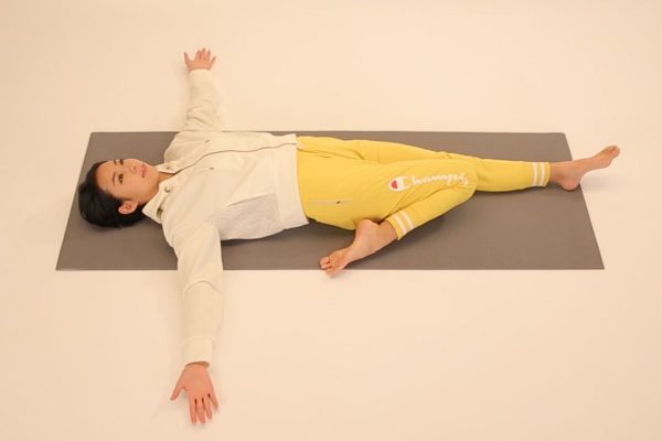 仰向けで片ヒザを折るポーズ〜お休み前にカラダスッキリ！養命酒ヨガ〜