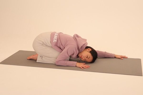 ワキを伸ばすチャイルドポーズ〜お休み前にカラダスッキリ！養命酒ヨガ〜