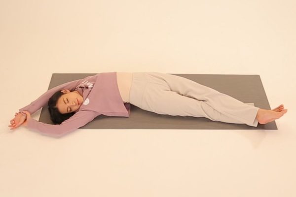 仰向けの半月のポーズ〜お休み前にカラダスッキリ！養命酒ヨガ〜