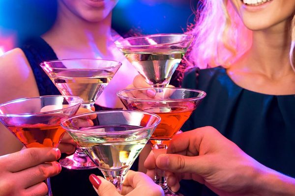 パーティでお酒や油物を取りすぎたかも…。睡眠に関係する？