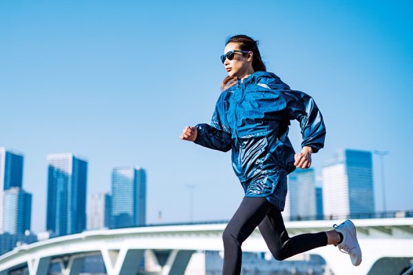 アクティブ女子にぴったり。オークリーから女性向けトレーニングアパレルラインが登場