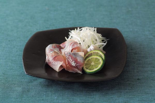 お酢でさっぱりおいしくいただく「あじの昆布じめ」レシピ・作り方