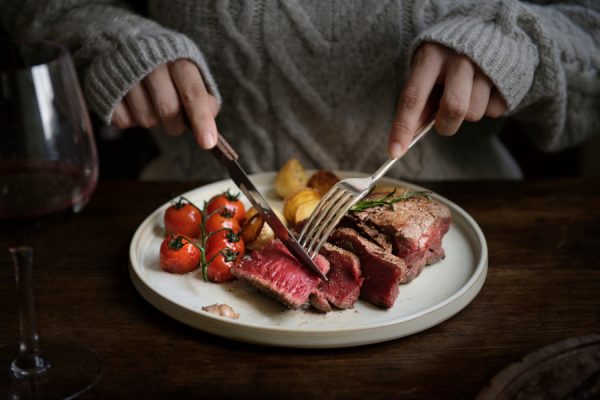 赤身肉を食べて脂肪を燃やす！？体脂肪燃焼をサポートする重要な成分とおすすめ食材