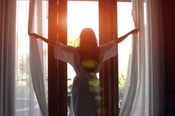 深い睡眠がとれてシャッキリ起きられる!心地よく目覚めるためのポーズ
